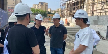 千亿体育(中国区)集团官方网站党委书记、董事长何坤带队到彭州紫云府检查项目建设情况
