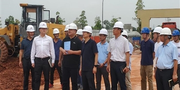 千亿体育(中国区)集团官方网站党委书记、董事长何坤查看 林语天玺项目建设情况